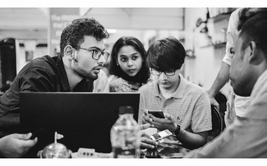 Find a job training session - job seekers collaborating at laptops